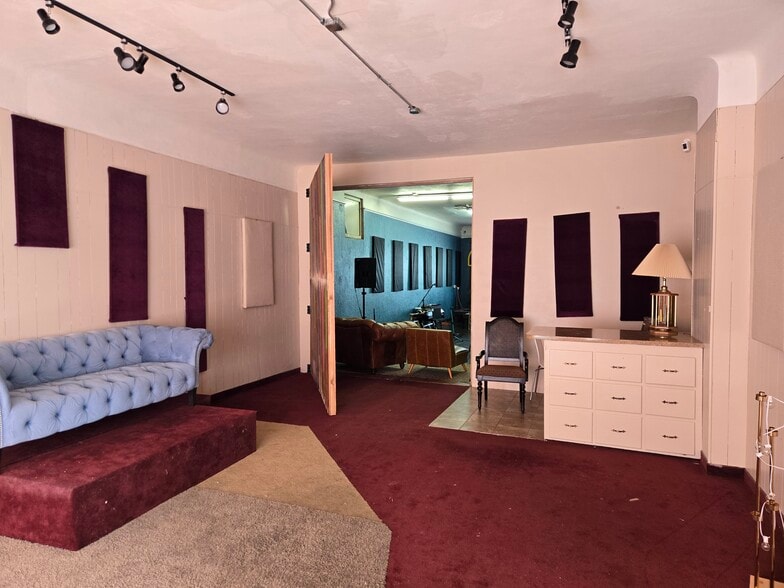 More Photos Of 1679-1681 W University Ave, Saint Paul Storefront For Sale