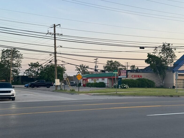 More Photos Of 2805 W Maple Rd, Troy Restaurant For Sale