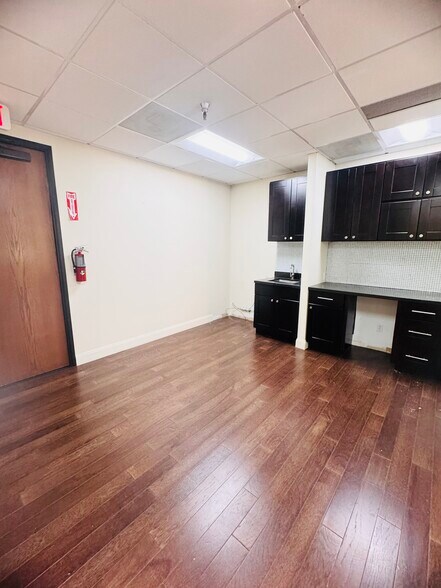 More Photos Of 21731 Ventura Blvd, Woodland Hills Medical For Lease