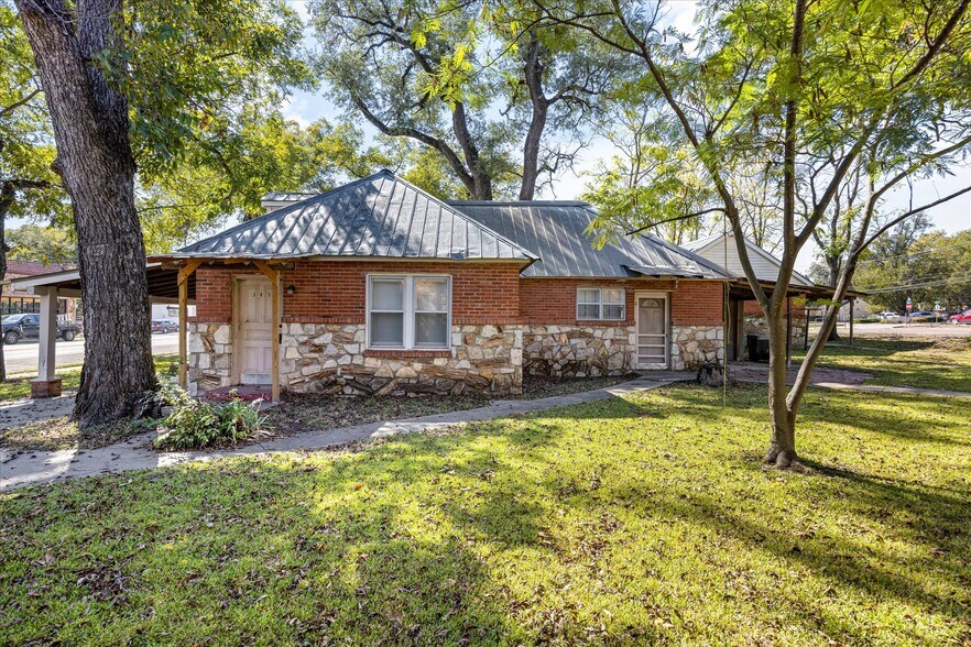More Photos Of 301 NE Barnard St, Glen Rose Office For Sale