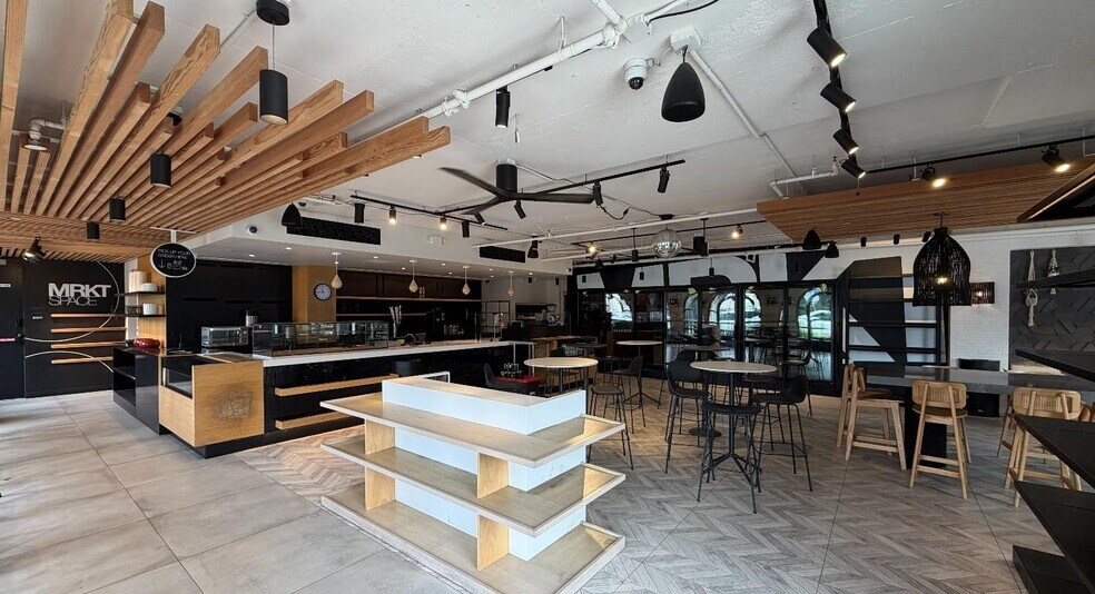 More Photos Of 2202 Avenida De La Playa, La Jolla Restaurant For Lease
