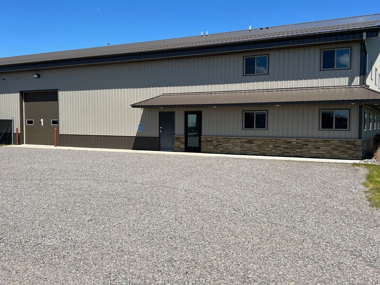More Photos Of 20021 Edison Cir, Clearwater Warehouse For Lease