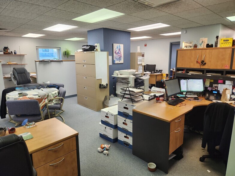 More Photos Of 399 Farmingdale Rd, West Babylon Warehouse For Lease