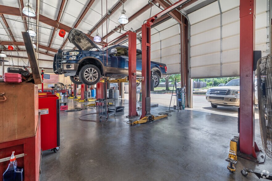 More Photos Of 2321 W Pioneer Pky, Pantego Industrial For Sale