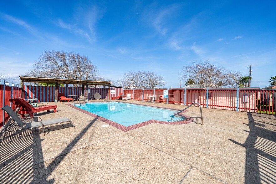 More Photos Of 309 S Fulton Beach Rd, Rockport Hotel For Sale