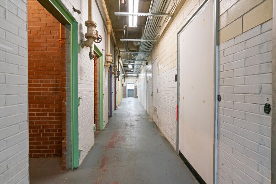 More Photos Of 1825 Boulevard of the Allies, Pittsburgh Showroom For Lease