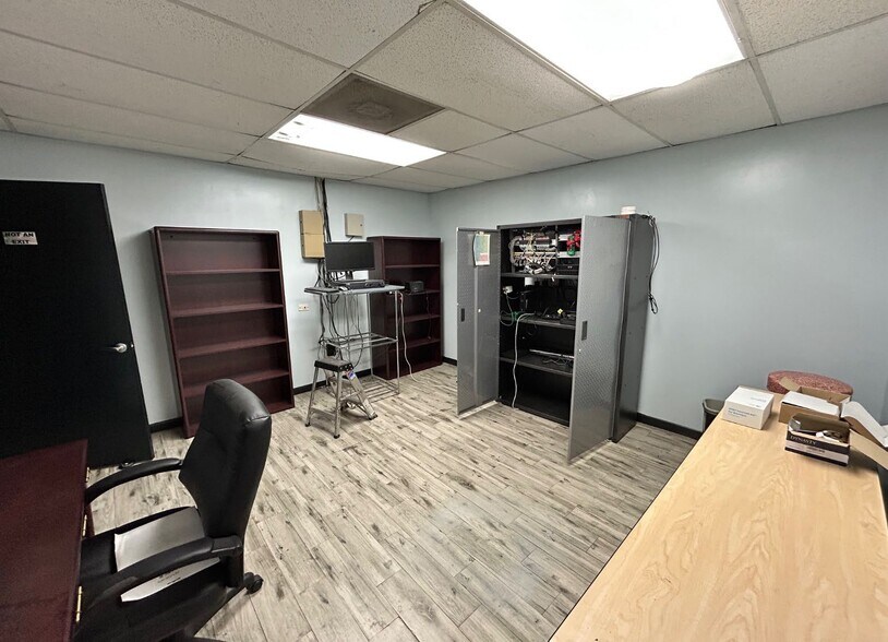 More Photos Of 4748 Sherwood Ln, Houston Warehouse For Lease