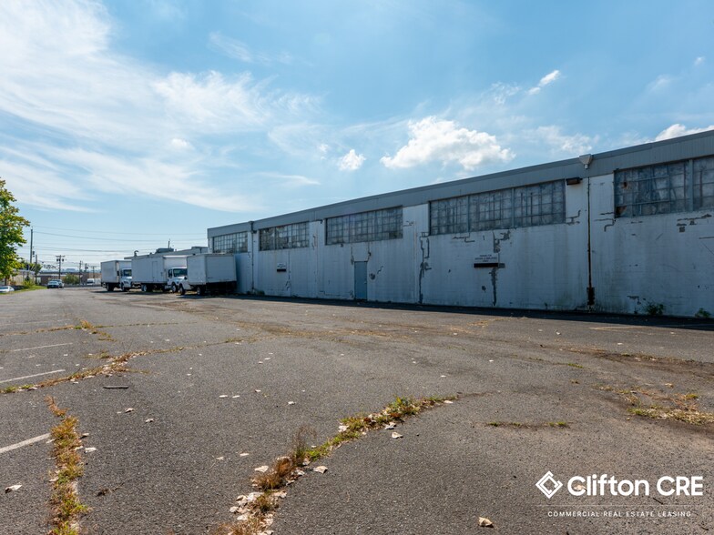 More Photos Of 1 Kero Rd, Carlstadt Showroom For Lease