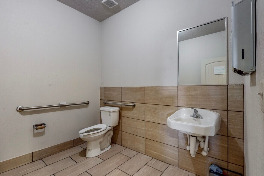 More Photos Of 5913-5915 Central Ave NE, Albuquerque Storefront For Lease