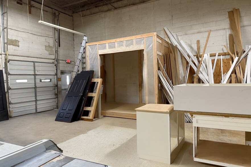 More Photos Of 1300 Industrial Blvd, Southampton Light Distribution For Sale