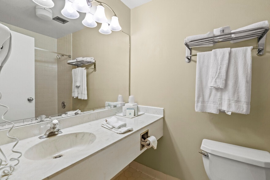 More Photos Of 30 Colonial Ave, Colonial Beach Hotel For Sale