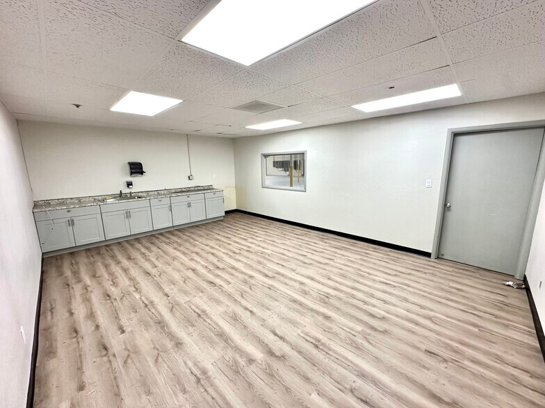 More Photos Of 21401 N 7th Ave, Phoenix Warehouse For Lease