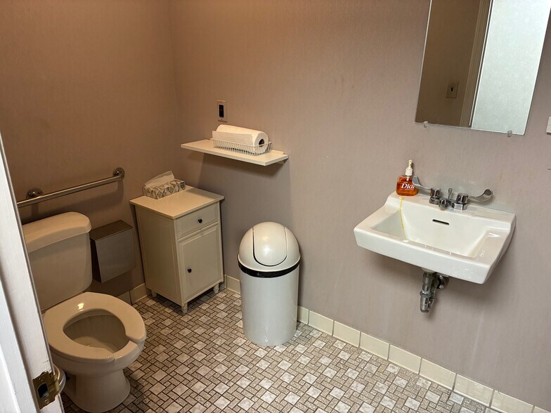 More Photos Of 219-221 Old Hook Rd, Westwood Medical For Lease