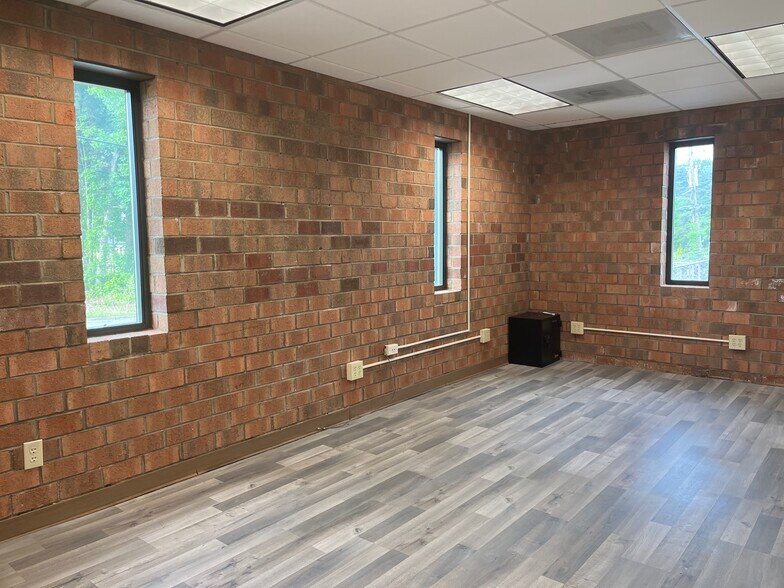 More Photos Of 4916 Bartlett St, Greensboro Light Distribution For Lease