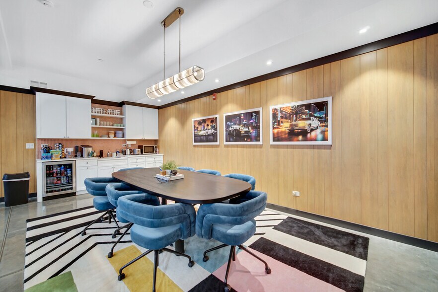 More Photos Of 2108-2260 Ferry Rd, Naperville Showroom For Sale