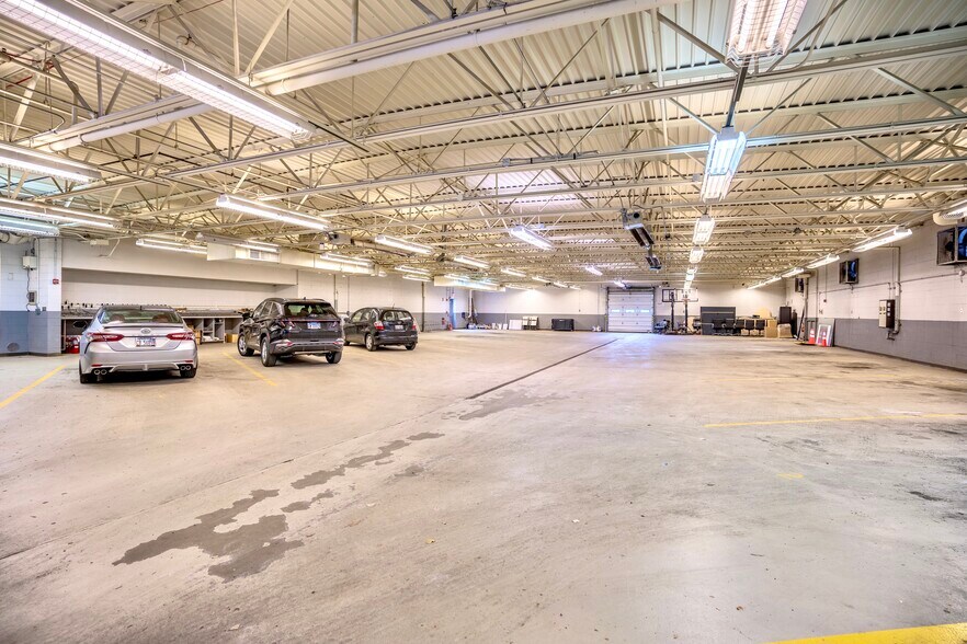 More Photos Of 7230 N Caldwell Ave, Niles Flex For Lease