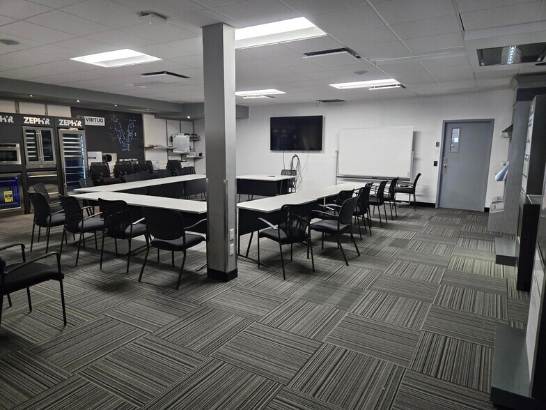 More Photos Of 550 Boul Lemire, Drummondville Light Distribution For Sale