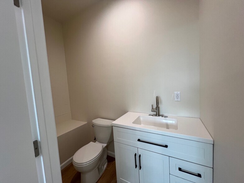 More Photos Of 7053 Owensmouth Ave, Canoga Park Office For Lease