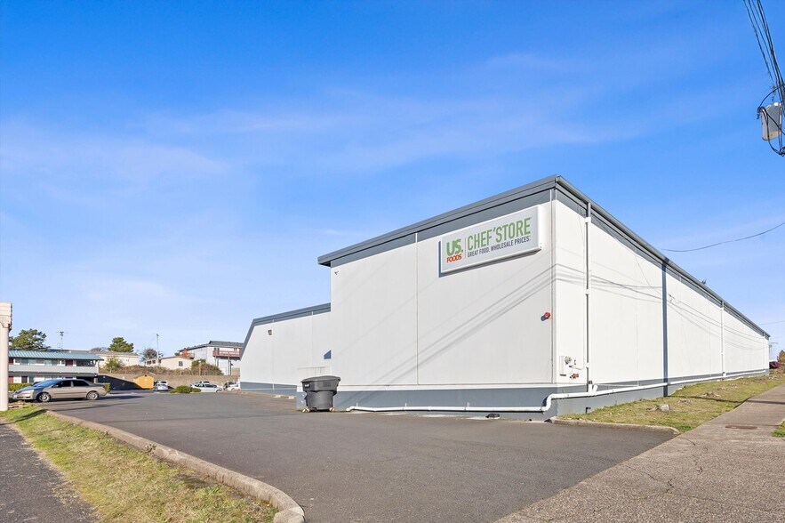 More Photos Of 156 NE 7th St, Newport Supermarket For Sale