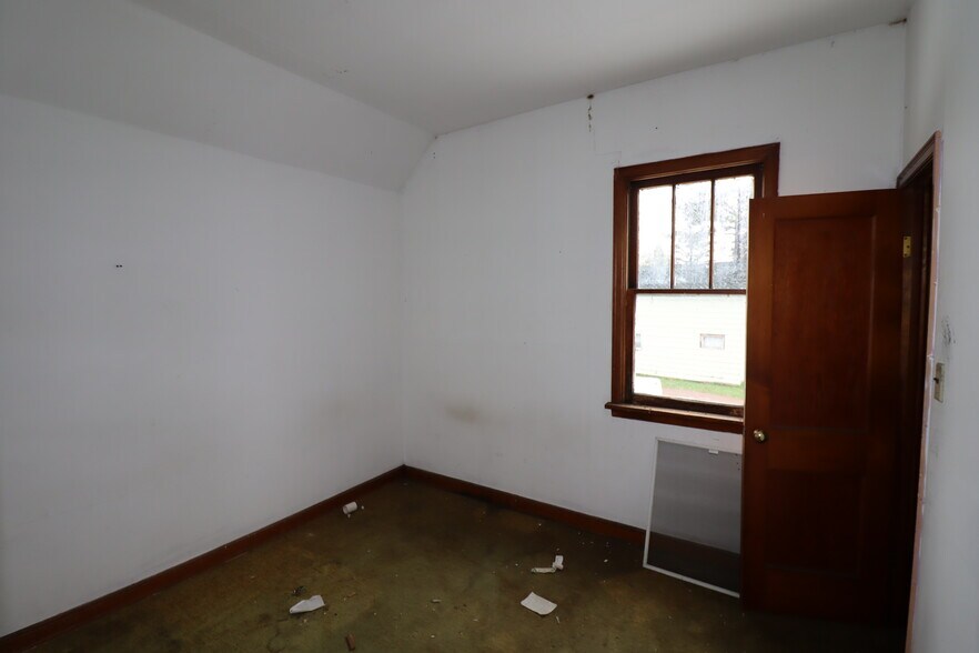 More Photos Of 522 Sanborn Ave, Ashland Storefront Retail Residential For Sale