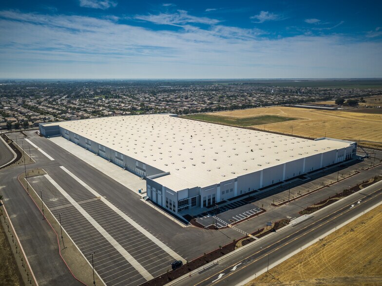 More Photos Of 400 Park Center Dr, Patterson Warehouse For Lease