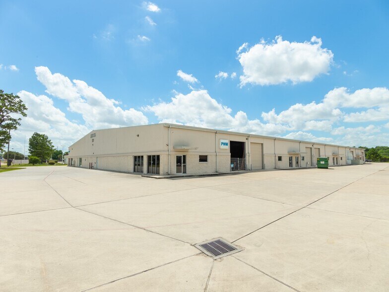 More Photos Of 220 Barren Springs Dr, Houston Warehouse For Lease