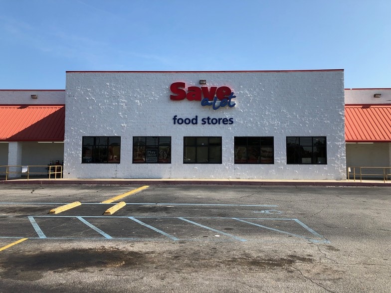 More Photos Of 910 Anderson St, Piedmont Supermarket For Lease
