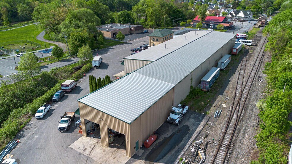 More Photos Of 807 Enterprise St, Dickson City Warehouse For Lease
