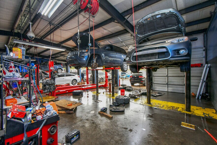 More Photos Of 2525 Westhollow Dr, Houston Auto Repair For Sale