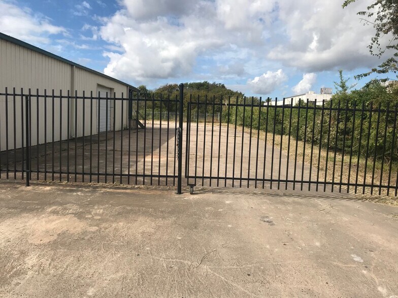 More Photos Of 726 Main St, Clute Warehouse For Lease