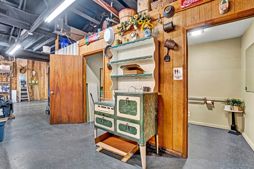 More Photos Of 4033 Geer Hwy, Cleveland General Retail For Sale