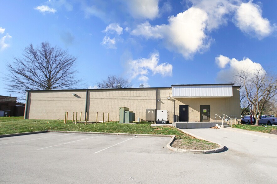 More Photos Of 8651 Township Line Rd, Indianapolis Office For Sale