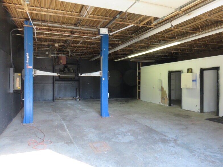 More Photos Of 26545 Drew Ave, Elko New Market Auto Repair For Lease