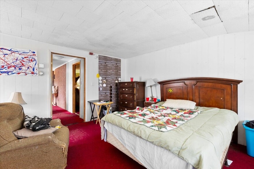 More Photos Of 1049 River Rd, Selkirk Hotel For Sale