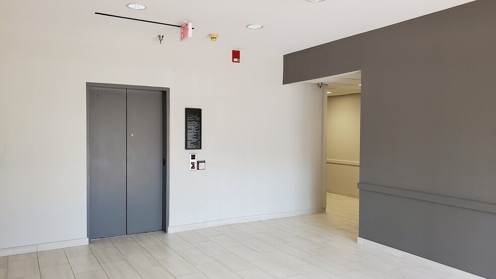 More Photos Of 407 N Cedar Ridge Dr, Duncanville Office Residential For Lease