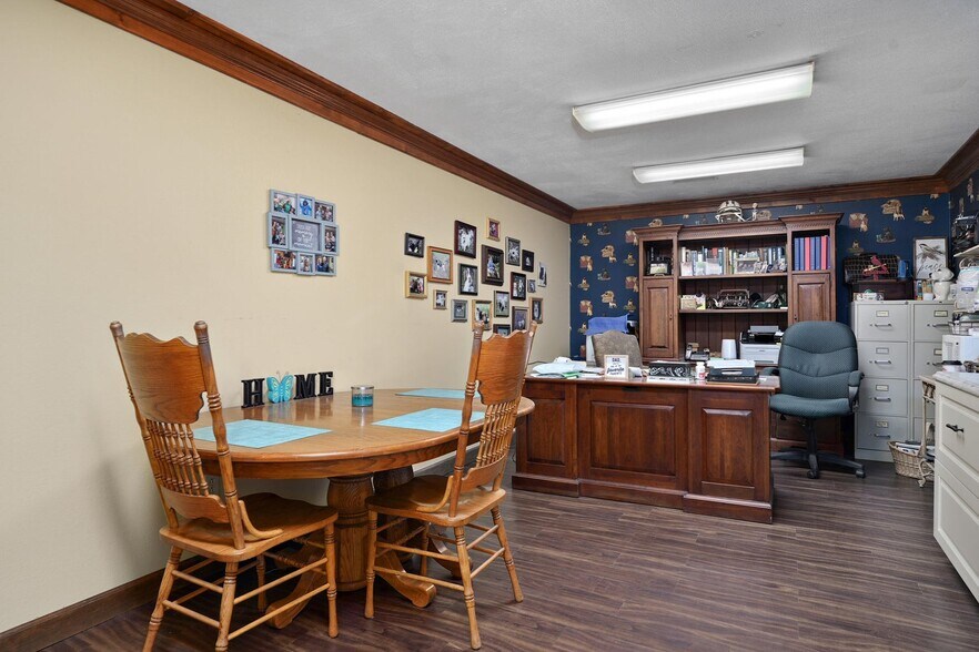 More Photos Of 11159 Lawrence 1163, Mount Vernon Veterinarian Kennel For Sale