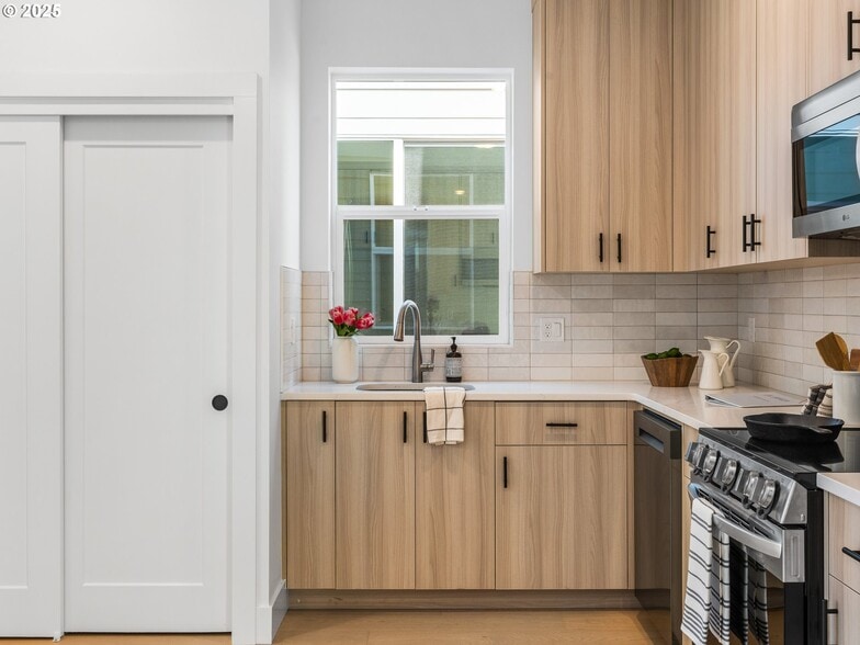 More Photos Of 4328 Going st, Portland Multifamily For Sale