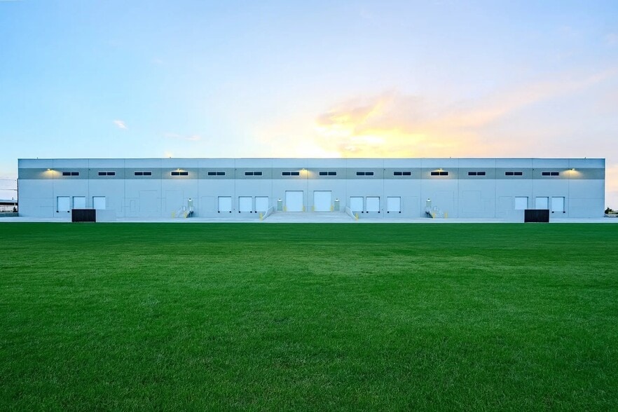 More Photos Of 19127 Red Label Ln, Caldwell Warehouse For Lease