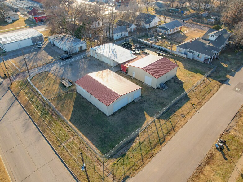 More Photos Of 210-212 N Pine St, Ponca City Light Distribution For Sale