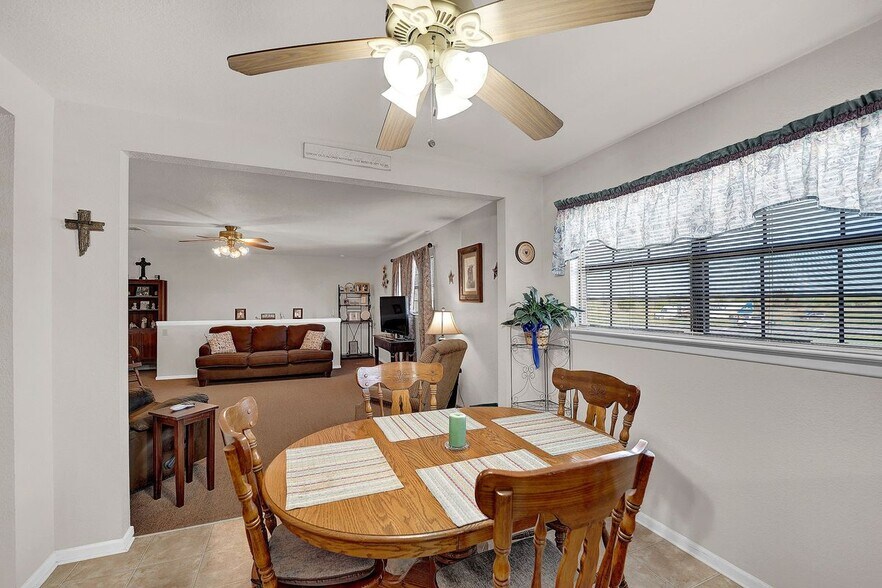 More Photos Of 389 Interstate 35 S, Devine Unknown For Lease