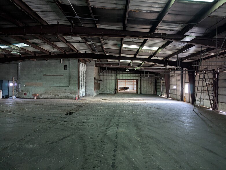 More Photos Of 125 Barlow Rd, Farmington Distribution For Lease