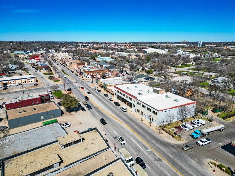 More Photos Of 1332 N Main St, Fort Worth Freestanding For Lease