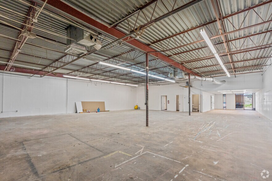 More Photos Of 1100-1120 Luke St, Irving Unknown For Lease