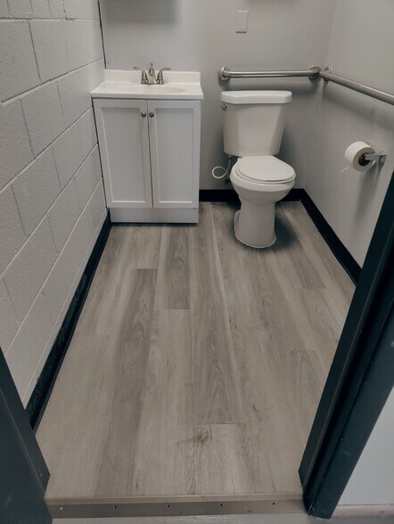 More Photos Of 25129 Dequindre Rd, Madison Heights Warehouse For Lease