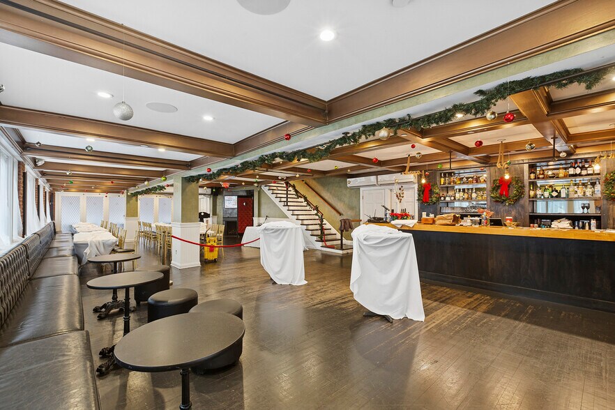 More Photos Of 40-21 Bowden Sq, Southampton Restaurant For Lease