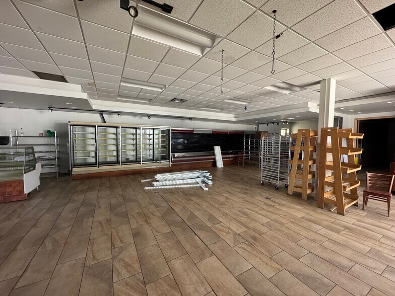 More Photos Of 174 Hamilton Rd, London Freestanding For Lease
