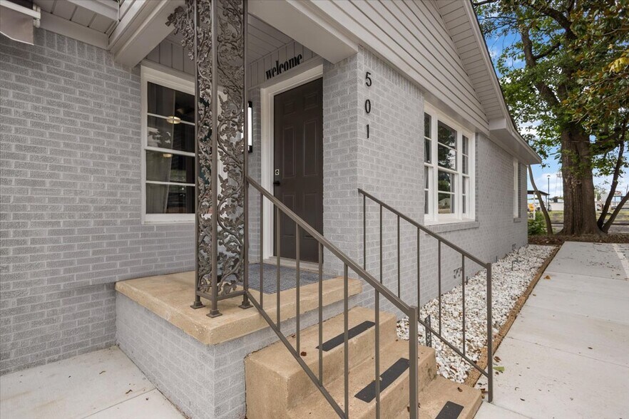 More Photos Of 501 N Main St, Lindale Office For Sale
