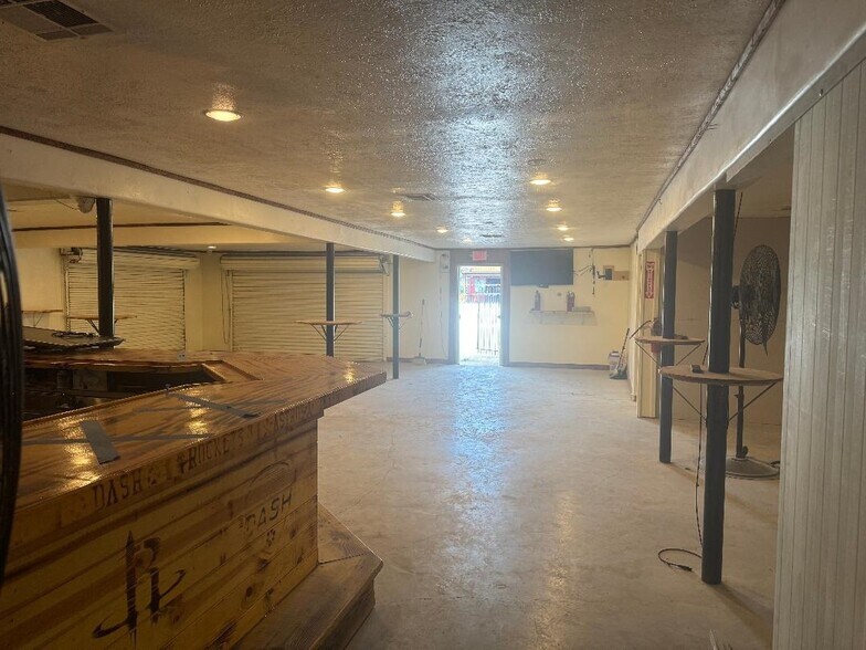 More Photos Of 711 Freeport St, Houston Bar For Sale