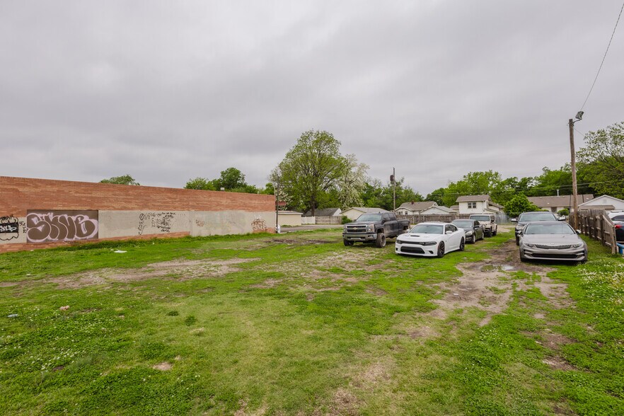 More Photos Of 2033 S Broadway St, Wichita Bar For Sale