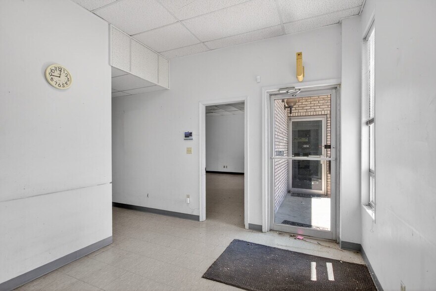 More Photos Of 52 Mid Valley Ln, Verona Warehouse For Sale